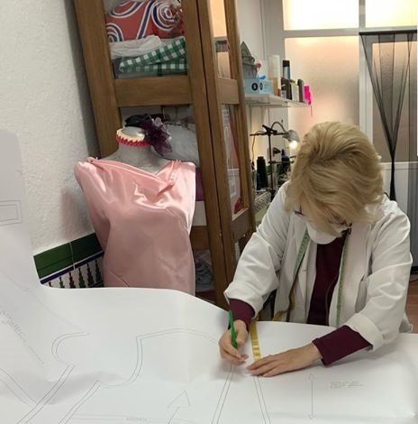 Imagen de la confección de mascarillas por la Hermandad del Santo Sepulcro y Ntra. Sra. de los Dolores Imagen de la confección de mascarillas por la Hermandad del Santo Sepulcro y Ntra. Sra. de los Dolores