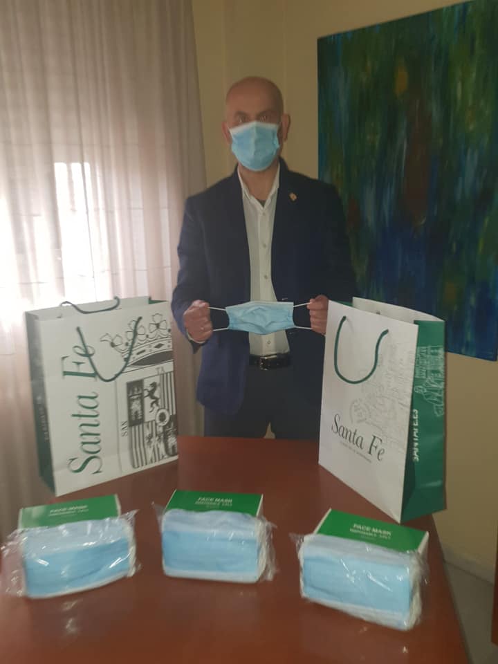 Manuel Gil, Alcalde de Santa Fe con las mascarillas para los niños