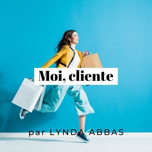 Cliente qui court avec des sacs shopping