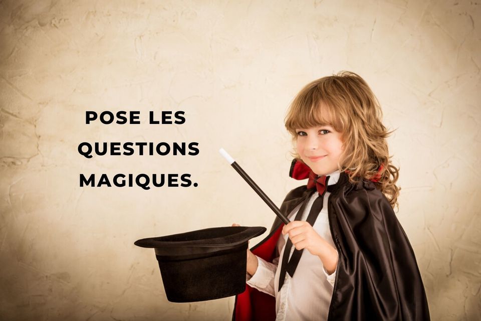 Enfant tenant une baguette magique