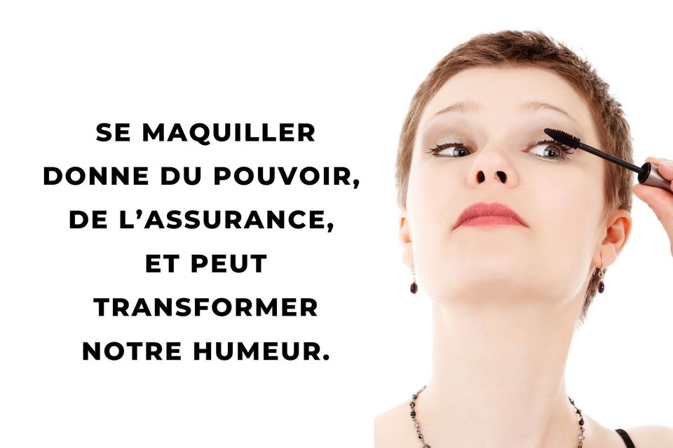 Femme qui se met du mascara