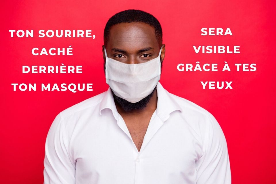 Homme portant un masque avec un regard souriant