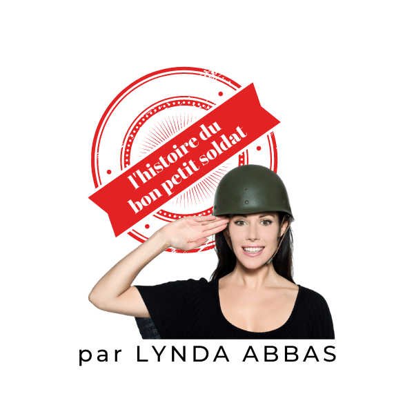 Femme soldat souriante qui fait un salut