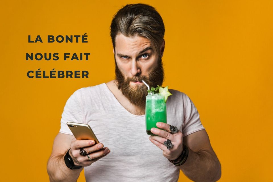 homme buvant un cocktail