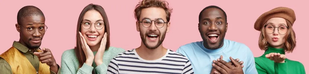 jeunes femmes et hommes heureux