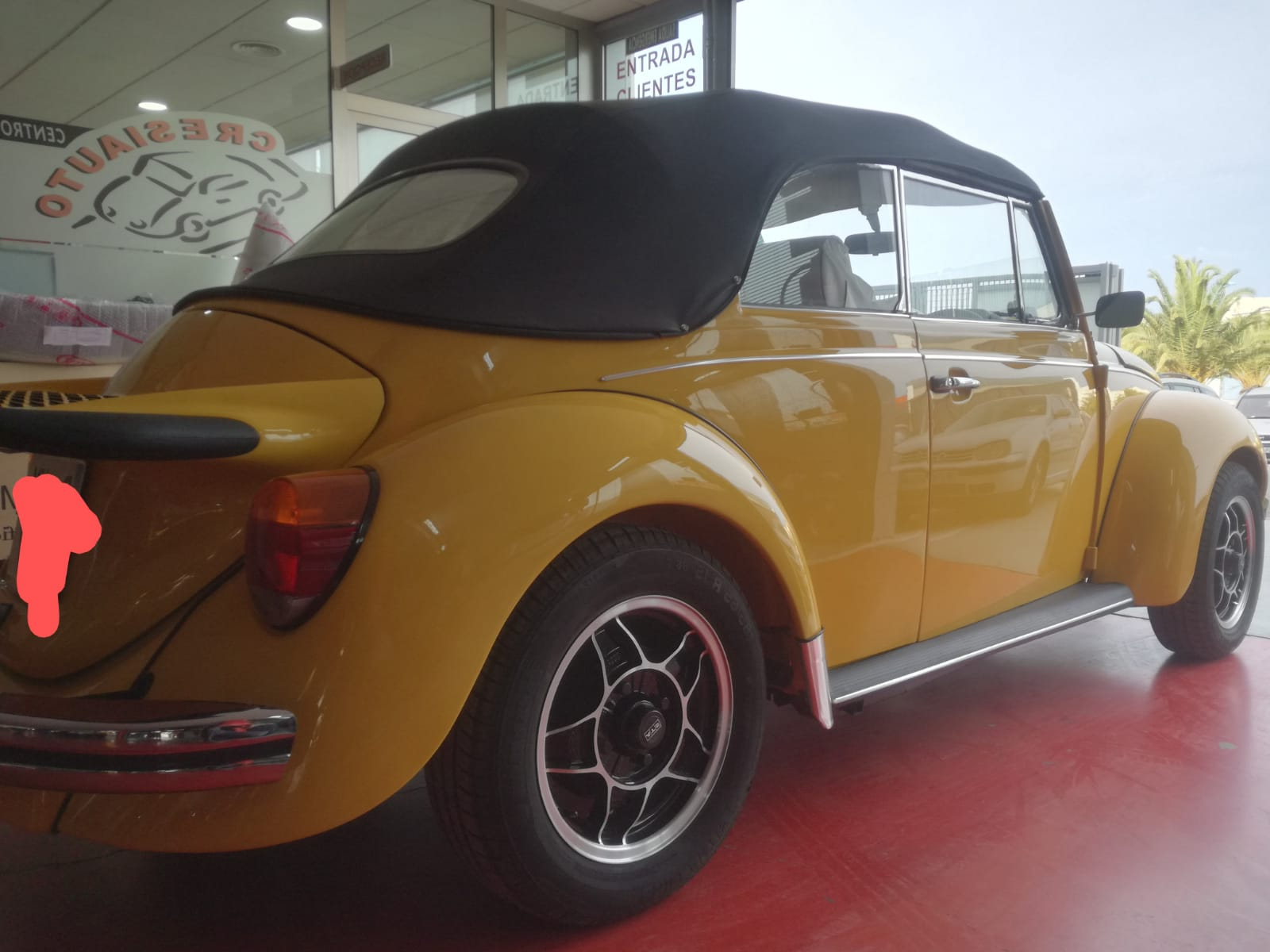 coche antiguo amarillo parte trasera
