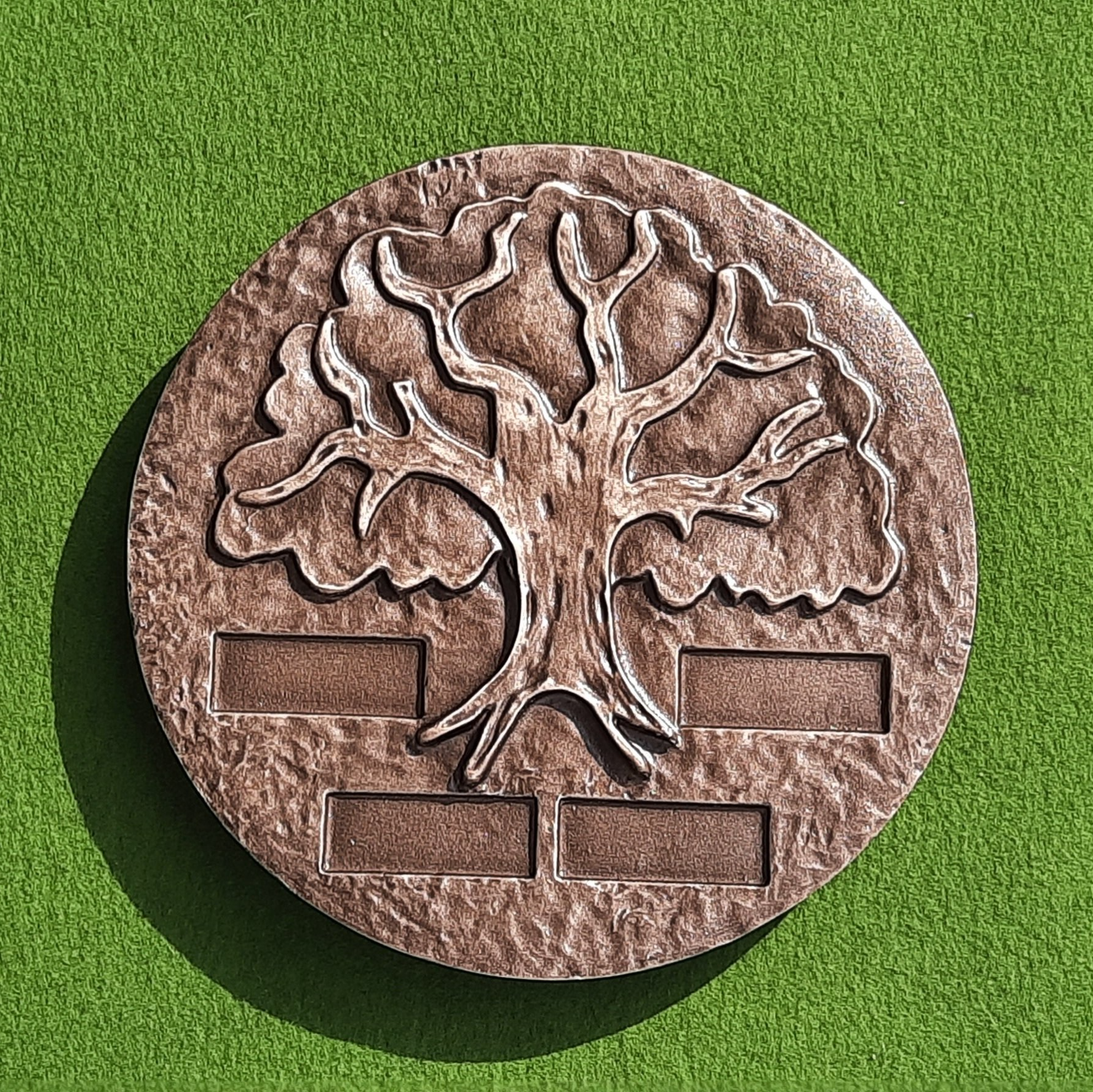 Bronzedeckel mit vier Aussparungen