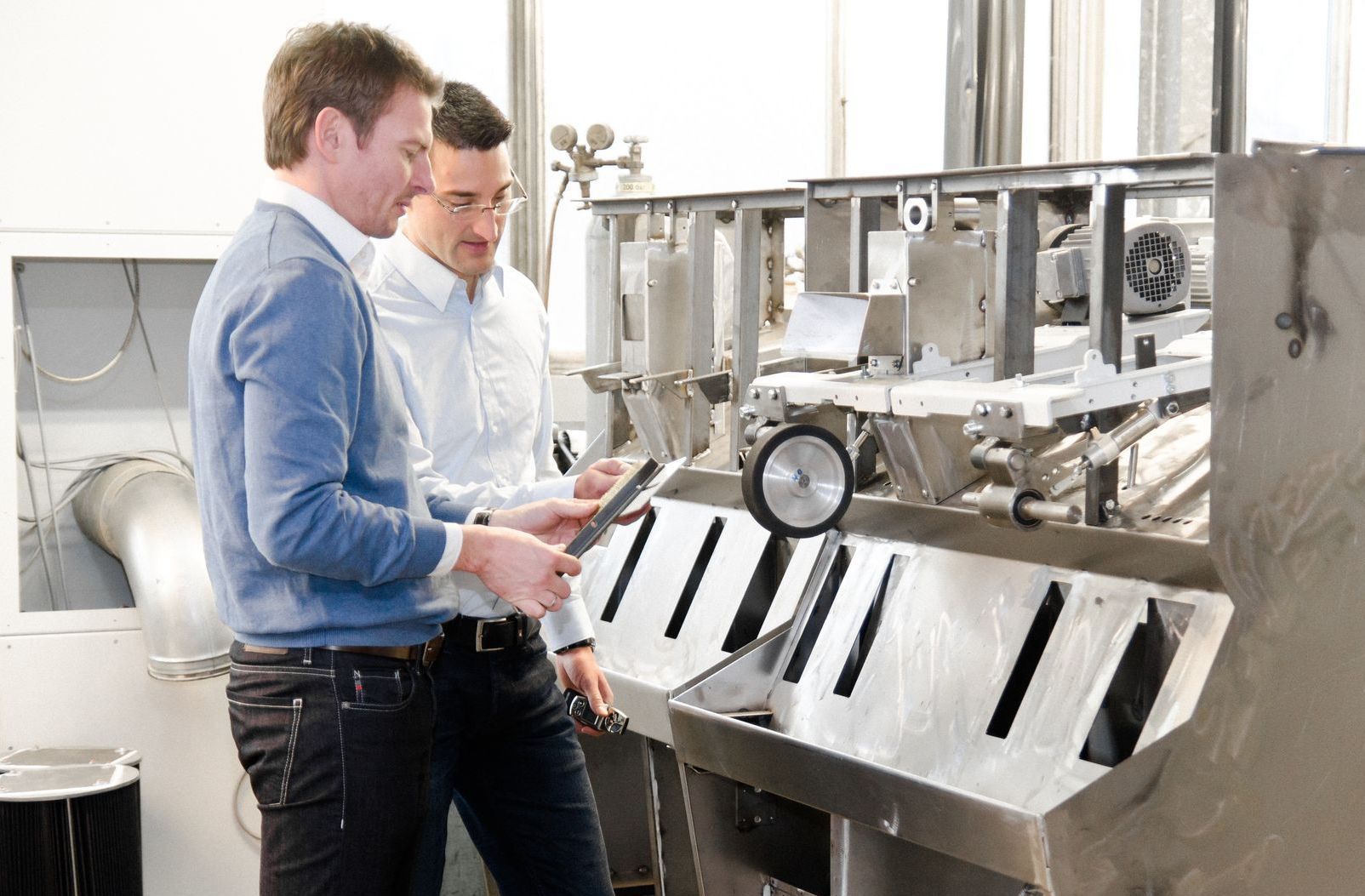 Zwei Ingenieure begutachten eine Maschine in der Fertigung