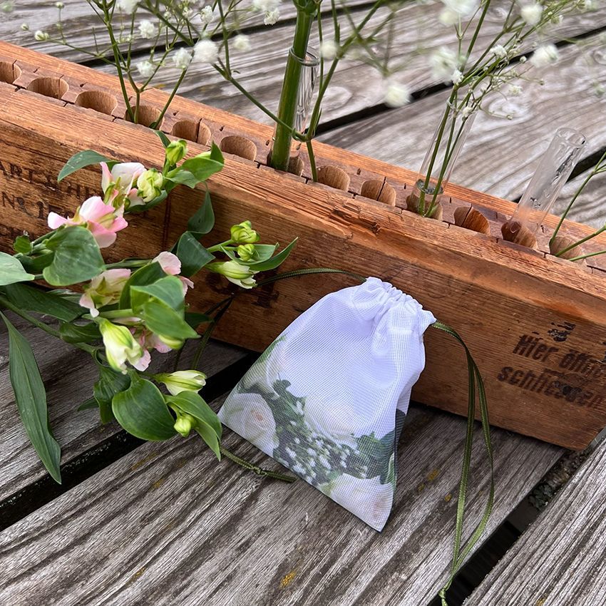 Kleiner Stoffbeutel mit Blumen