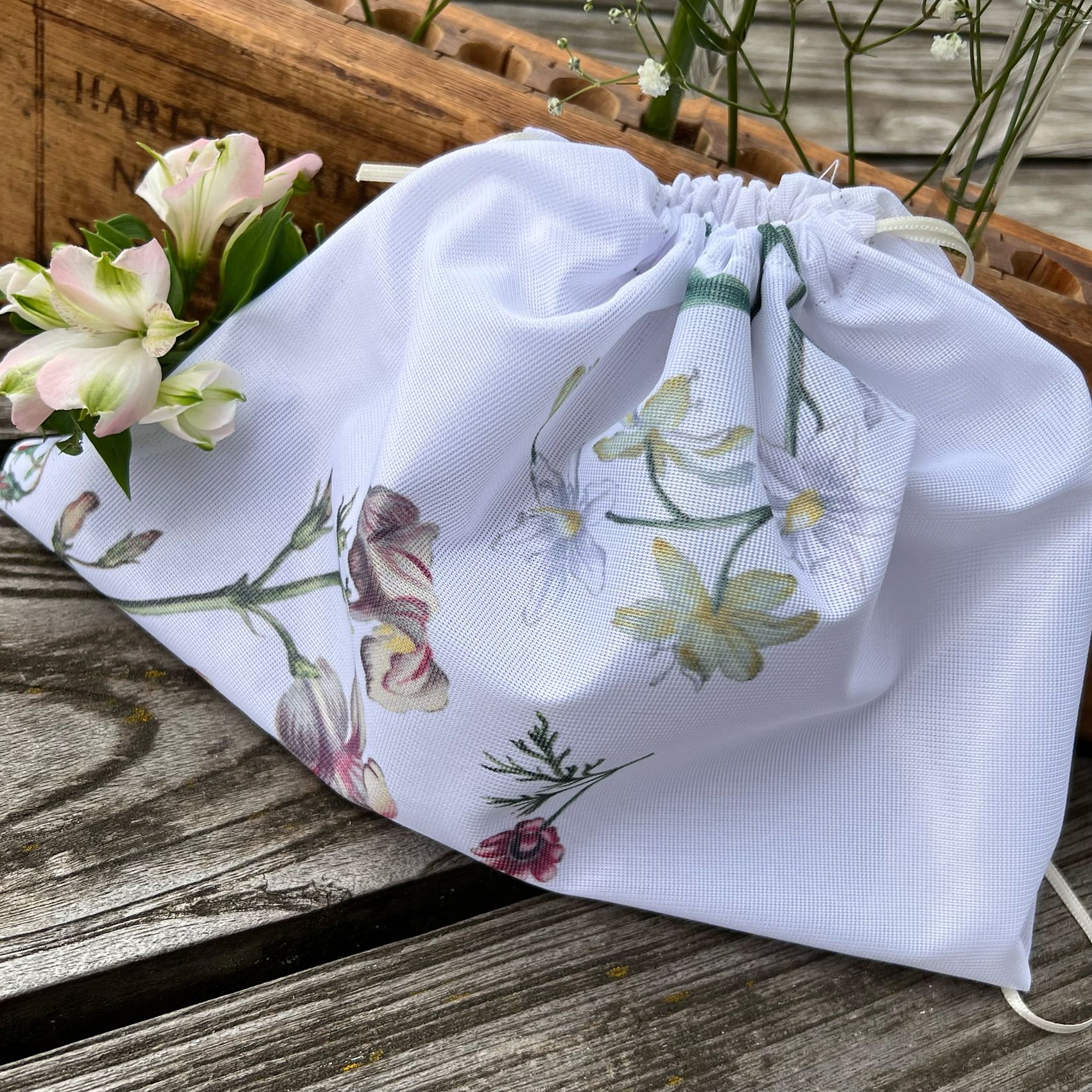 Motiv mit einem weißen Wäschebeutel genäht aus einem Hochzeitsherz