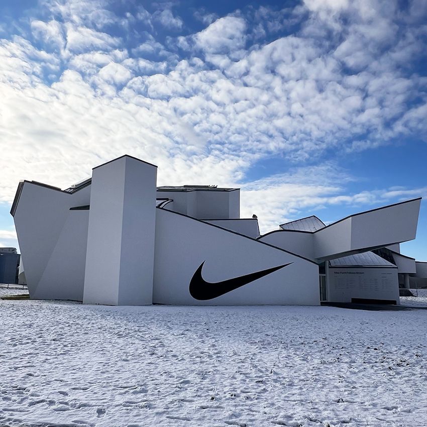 Bild des Vitra Design Museums im Winter mit großem Swoosh Logo auf der Außenwand
