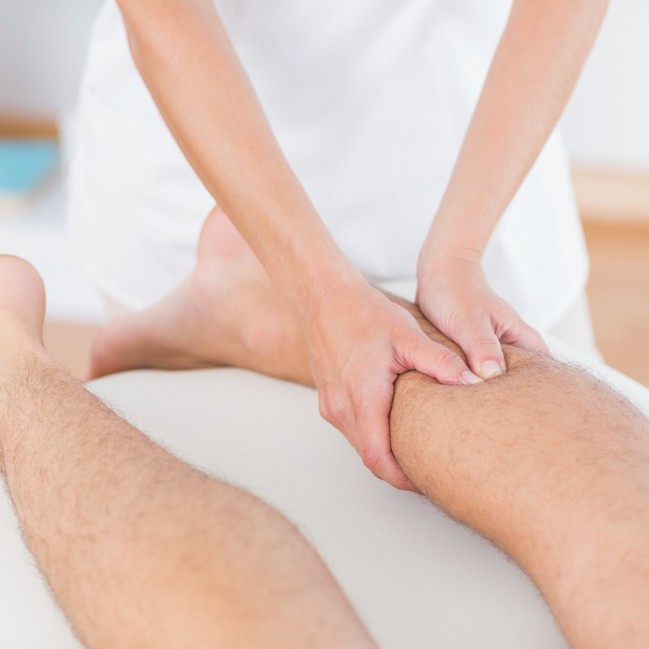 Mujer recibiendo un tratamiento de fisioterapia con masaje terapéutico de drenaje linfático manual y ejercicio terapéutico en Entikal Fisioterapia y Pilates en Vallecas Madrid para aliviar su dolor de espalda y contracturas musculares