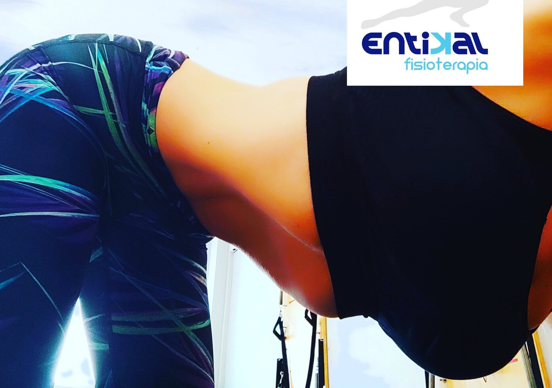 Mujer fisioterapeuta haciendo ejercicio hipopresivos para abdomen plano y recuperacion postparto y embarazo para fortalecer suelo pelvico en Entikal Fisioterapia y Pilates en Vallecas Madrid