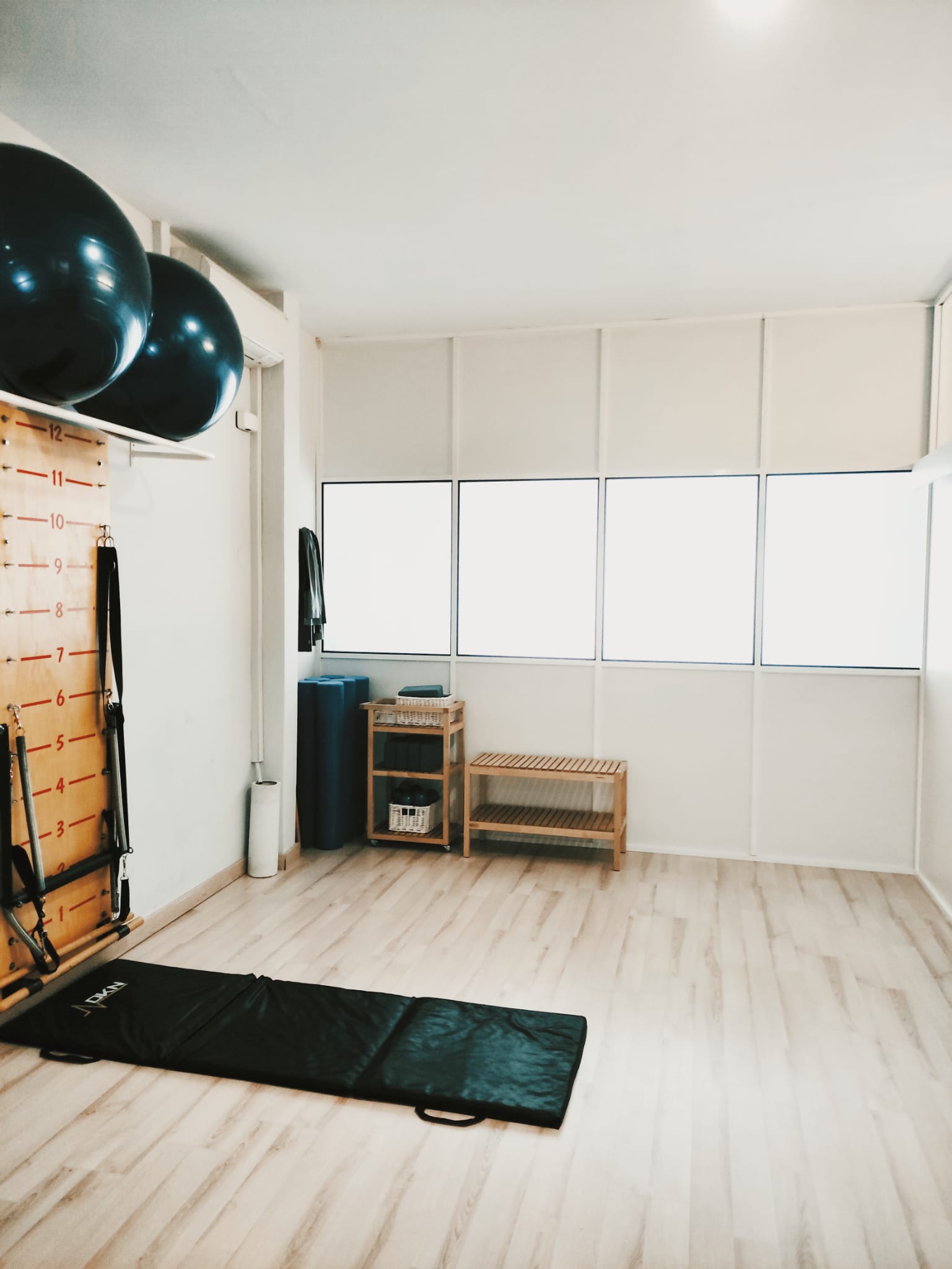 Sala de pilates grupal en Vallecas con pilates maquina y clases con fisioterapeutas de Entikal Madrid