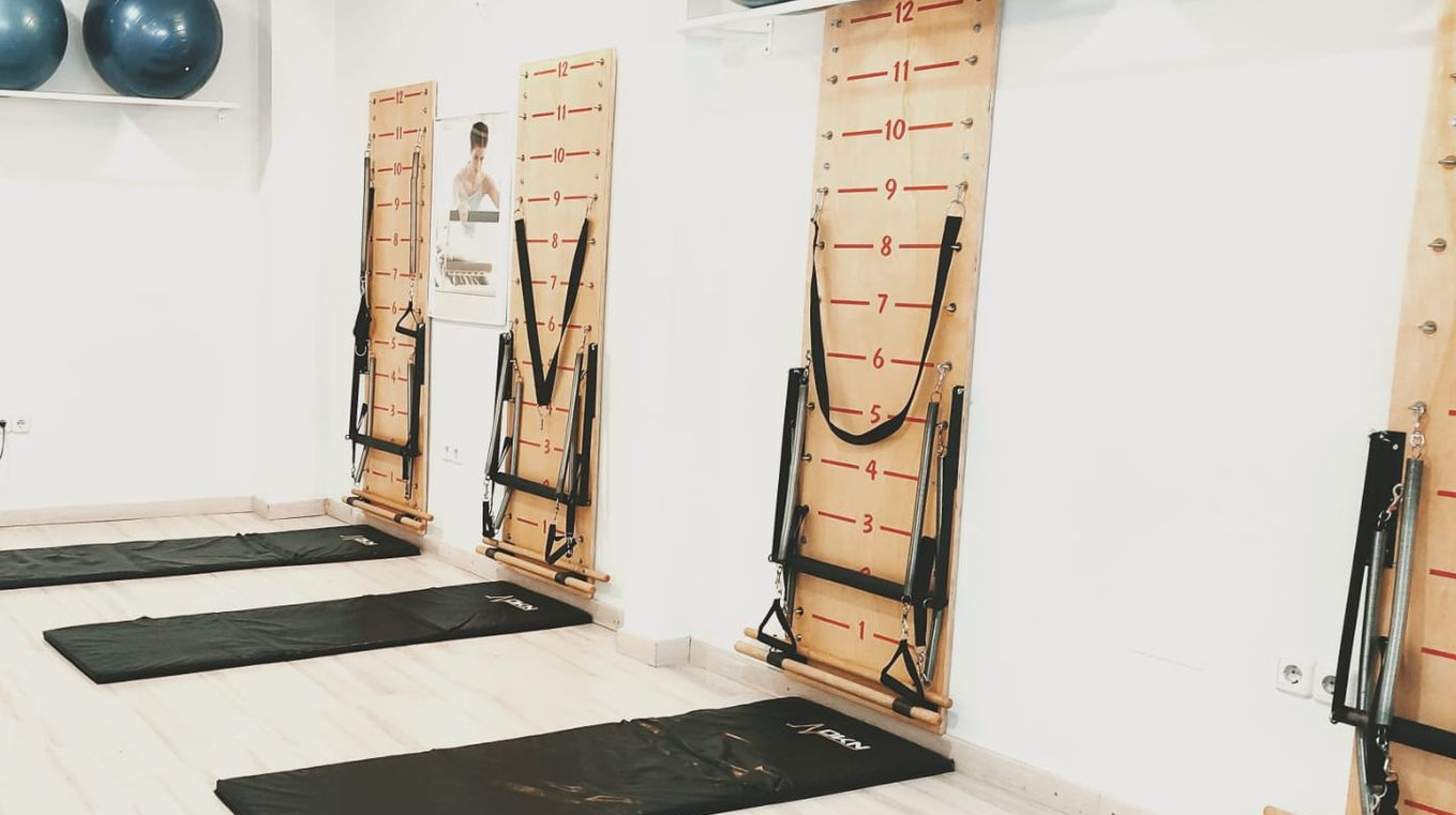 Mujeres haciendo pilates maquina para mejorar su cuerpo y reducir su dolor de espalda mediante ejercicio terapéutico con fisioterapeutas en Entikal Fisioterapia y Pilates en Vallecas Madrid