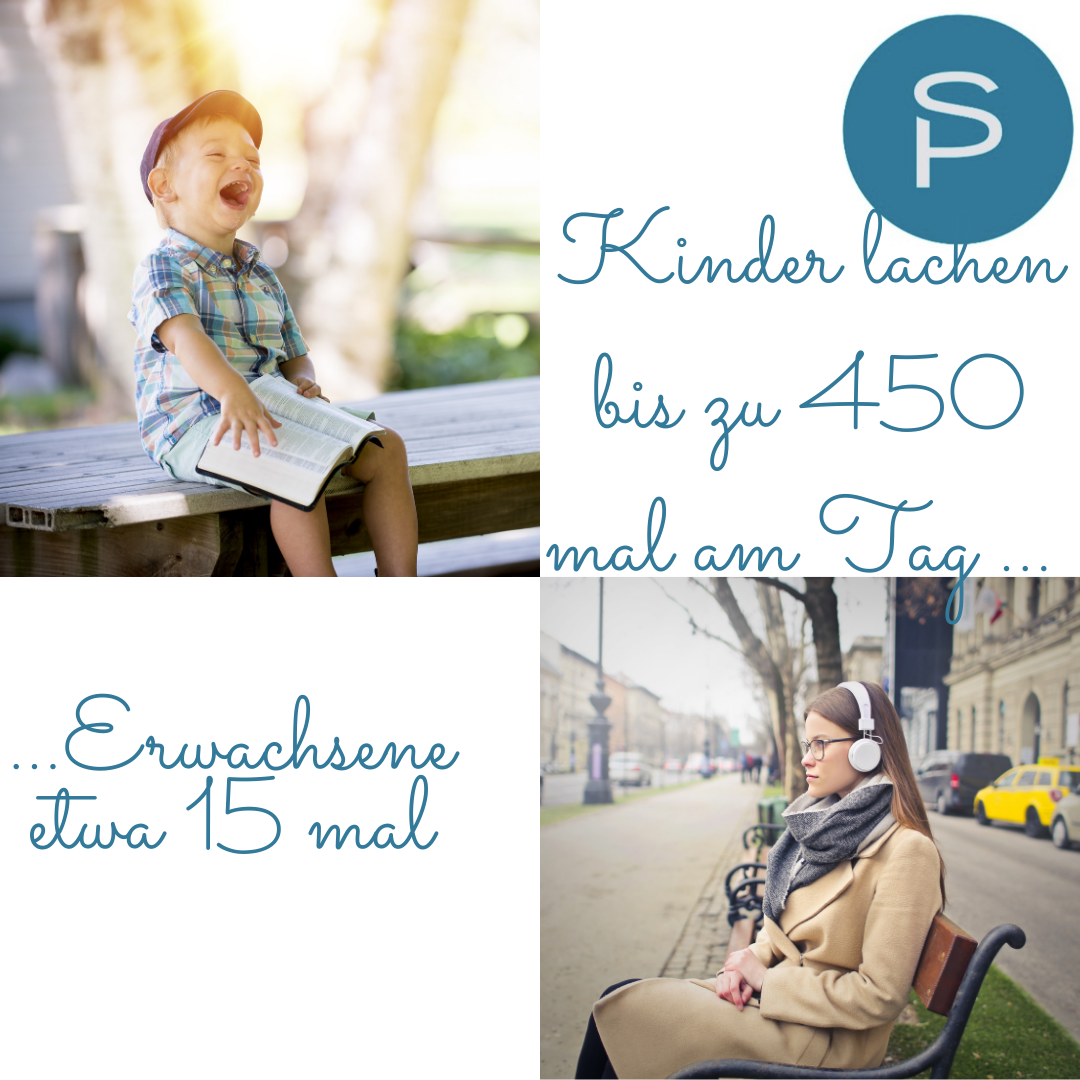 Hypnose Hamburg lachen. Ein lachender kleiner Junge auf einer Bank mit einem Buch auf den Knien