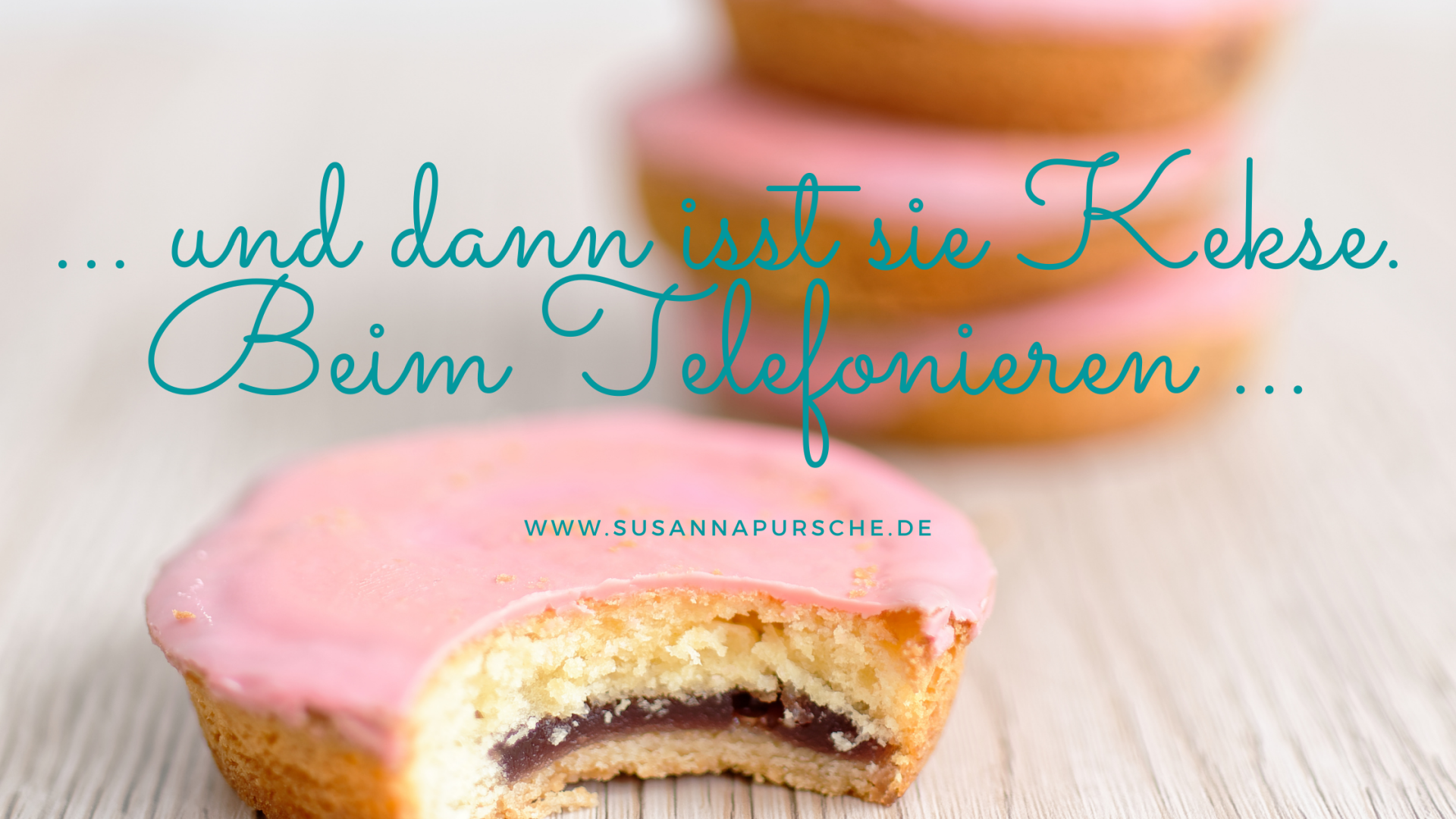 Das Bild von zwei rosa Kekse, einer ist angebissen und es geht um meinen Blogbeitrag zu Misophonie