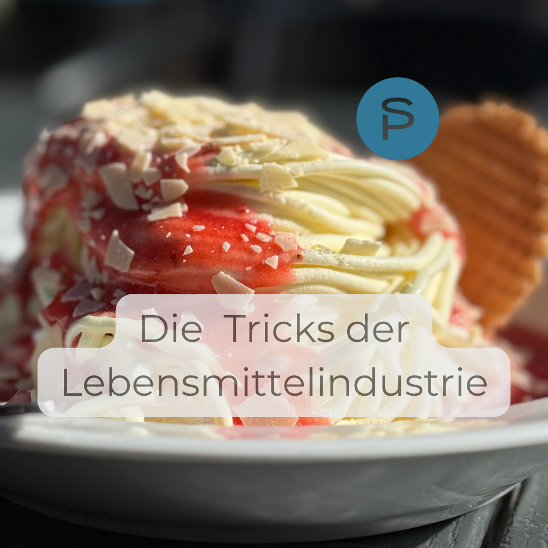 Ein tiefer Teller mit Spaghetti-Eis auf einem Gartentisch im Eiscafe