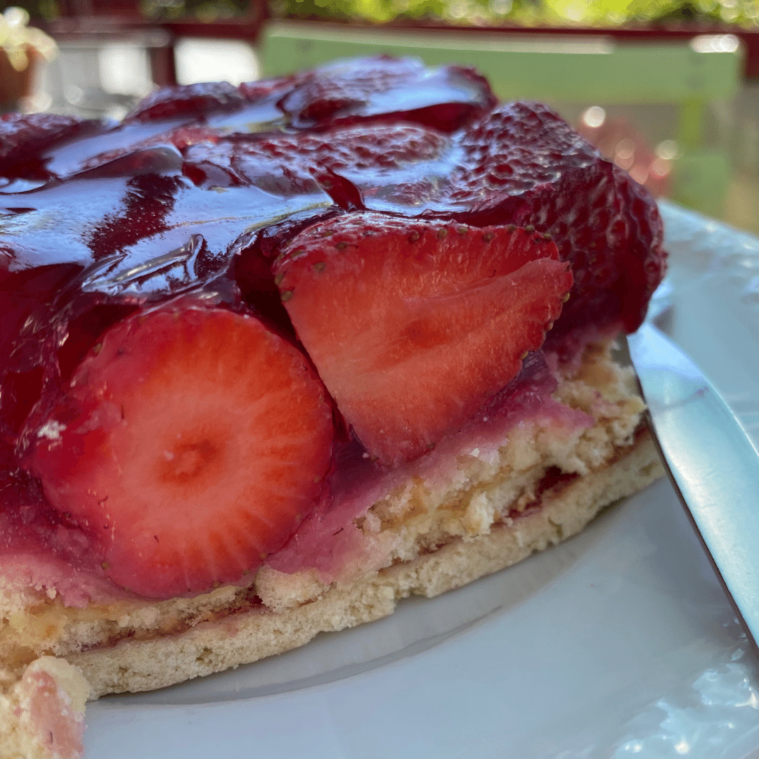 Zu sehen ist ein Stück Erdbeerkuchen
