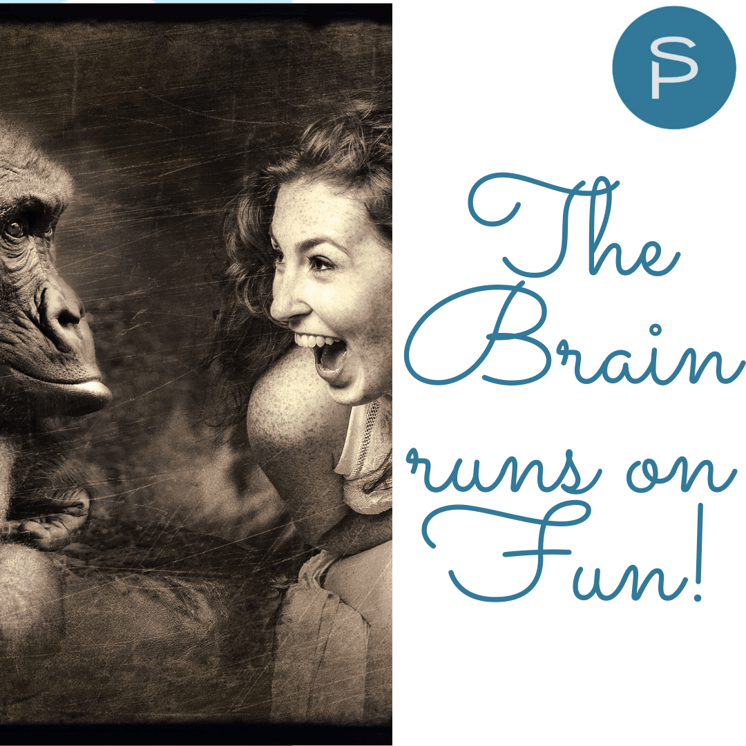 Ein fröhlich ausschauender Gorilla und eine lachende Frau schauen sich an.