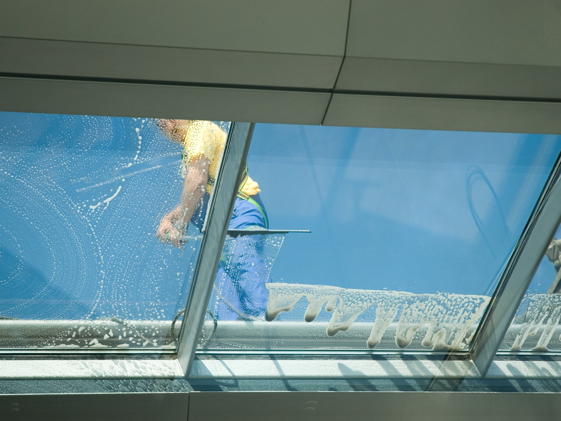 Fensterpuzer Berlin bei einer Glasdachreinigung. Glasreinigung  Berlin