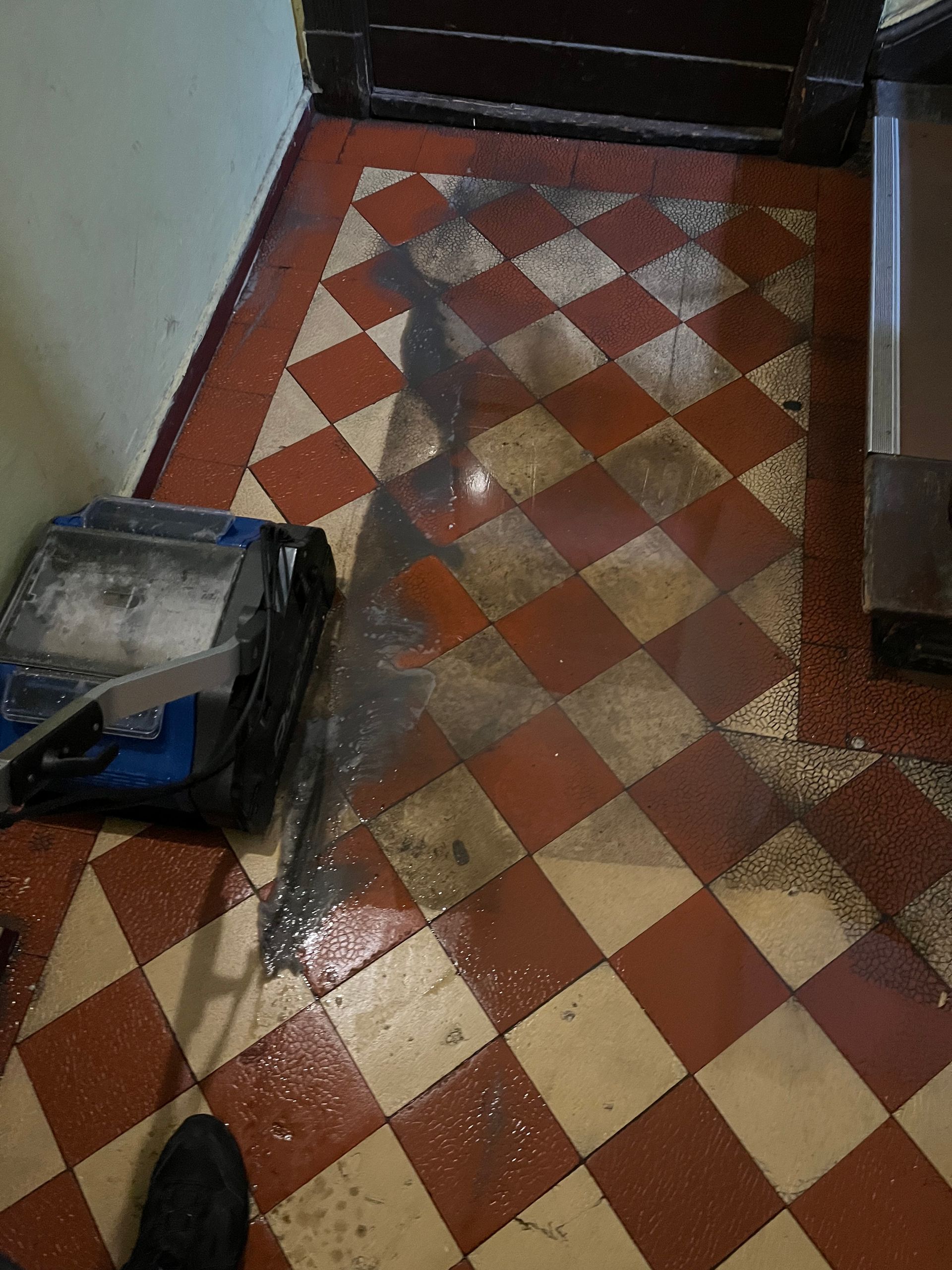 Gebäudeservice Cakmak Meisterbetrieb Steingrundreinigung Berlin Grundreinigung von Stein Steinfliesen Steinplatten