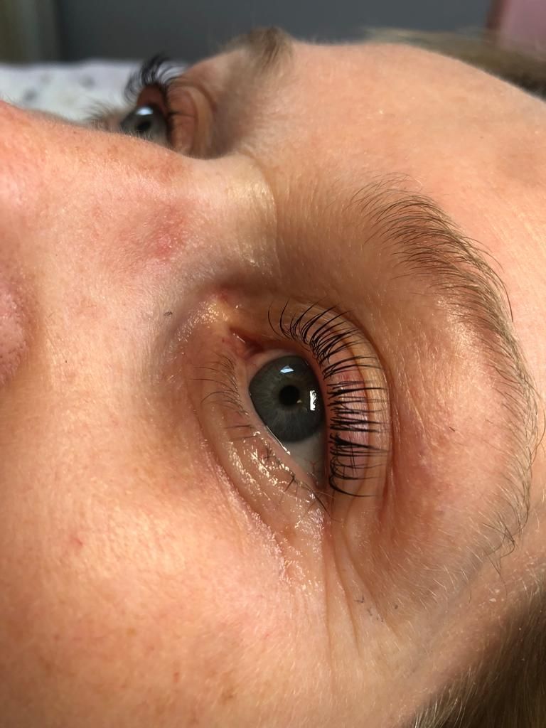 Durch den besonders starken Lifting-Effekt wirken die Wimpern optisch verlängert und verdichtet. Der Schwung und das damit verbundene Ergebnis werden individuell nach Wunsch angepasst.