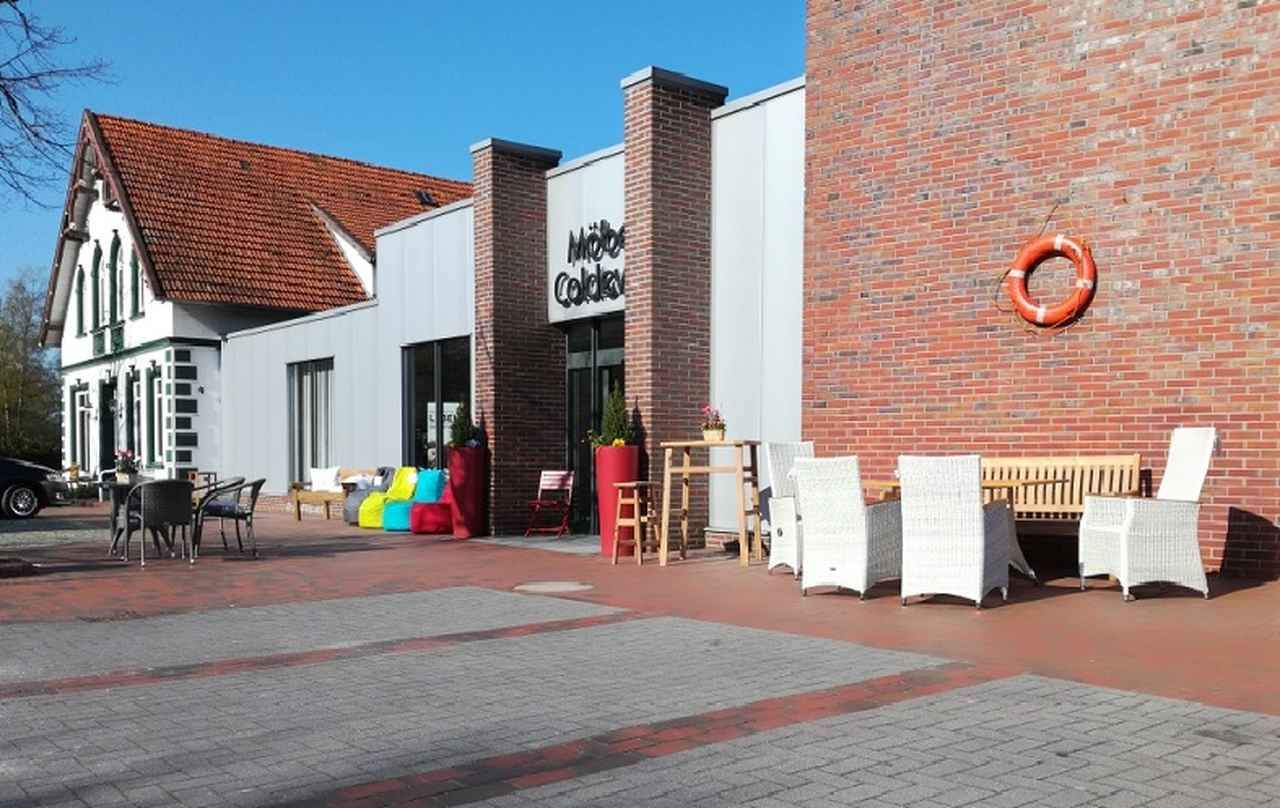 Möbel Coldewey Gartenmöbel vor dem Geschäft und im Gartenzelt gartenmoebel-eingangsbereich-moebel-coldewey-neuenburg-friesland