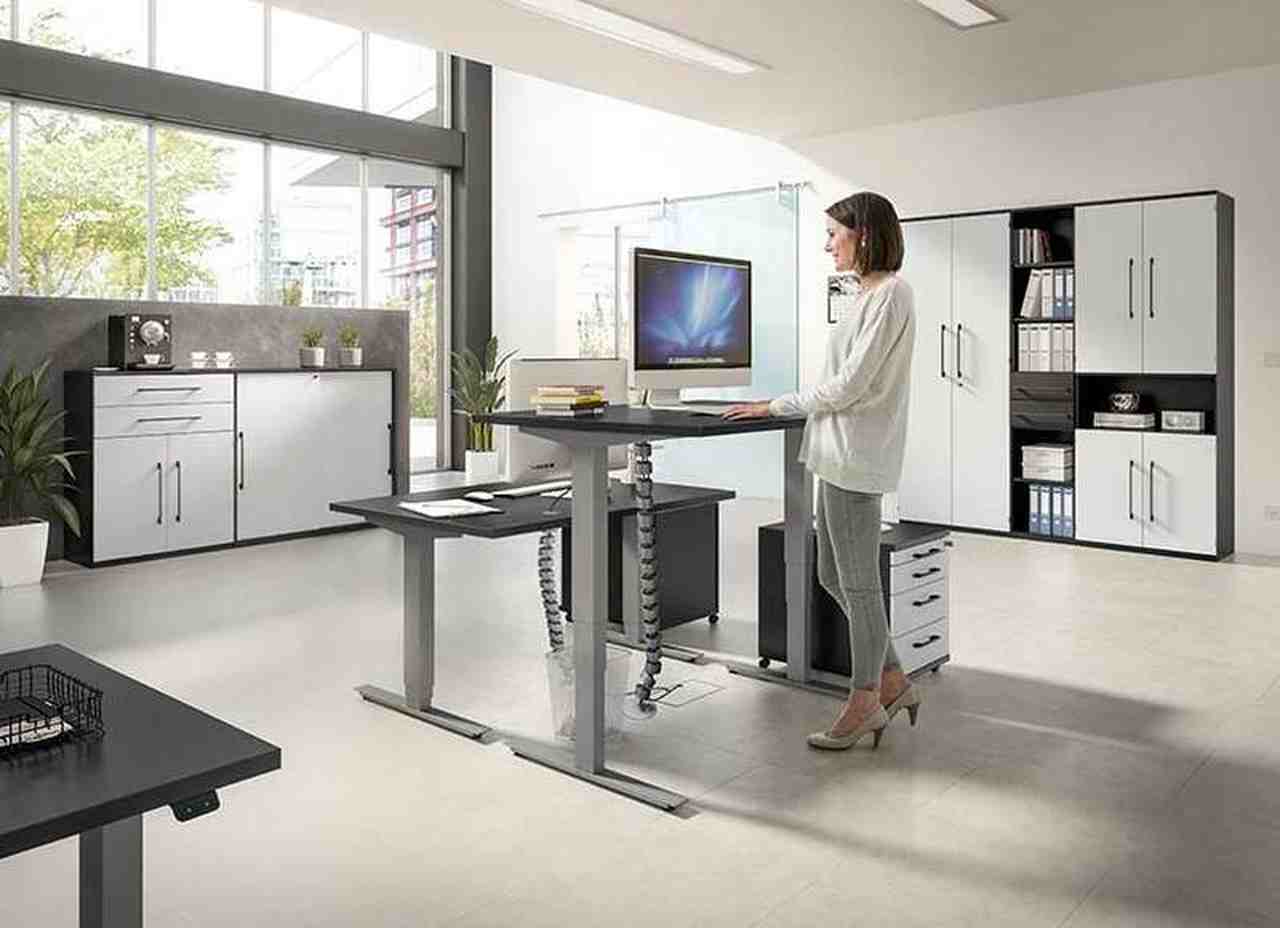 schreibtisch-hoehenverstellbar-roehr-busch-coldewey