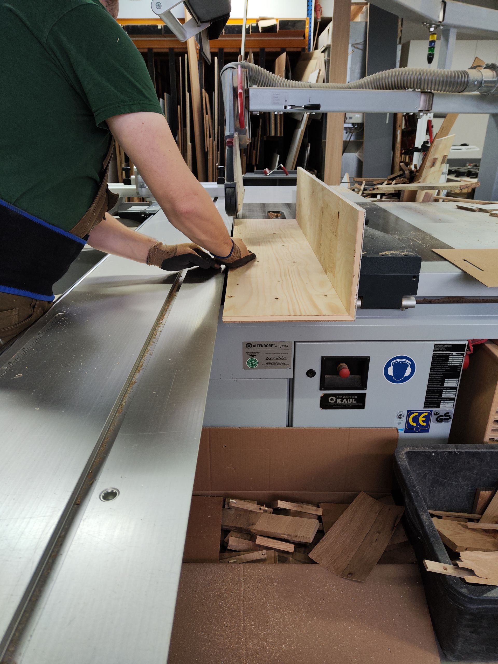 In unserer Werkstatt erfolgt die exakte Herstellung der Stufen mit hochwertigen Maschinen, die auf Hundertstel-mm eingestellt sind.