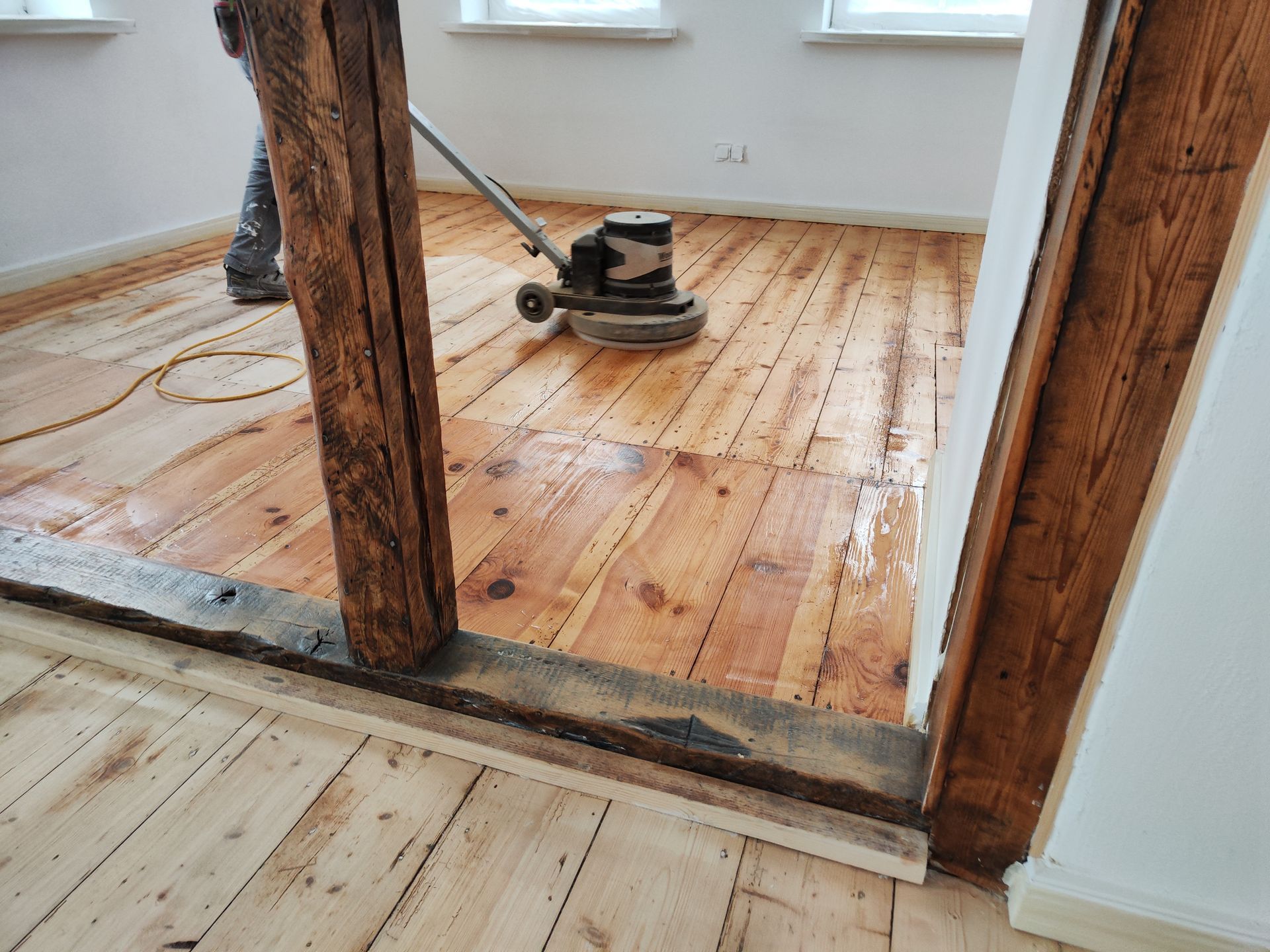 W | PI bereitet professionell Ihre Dielen auf.