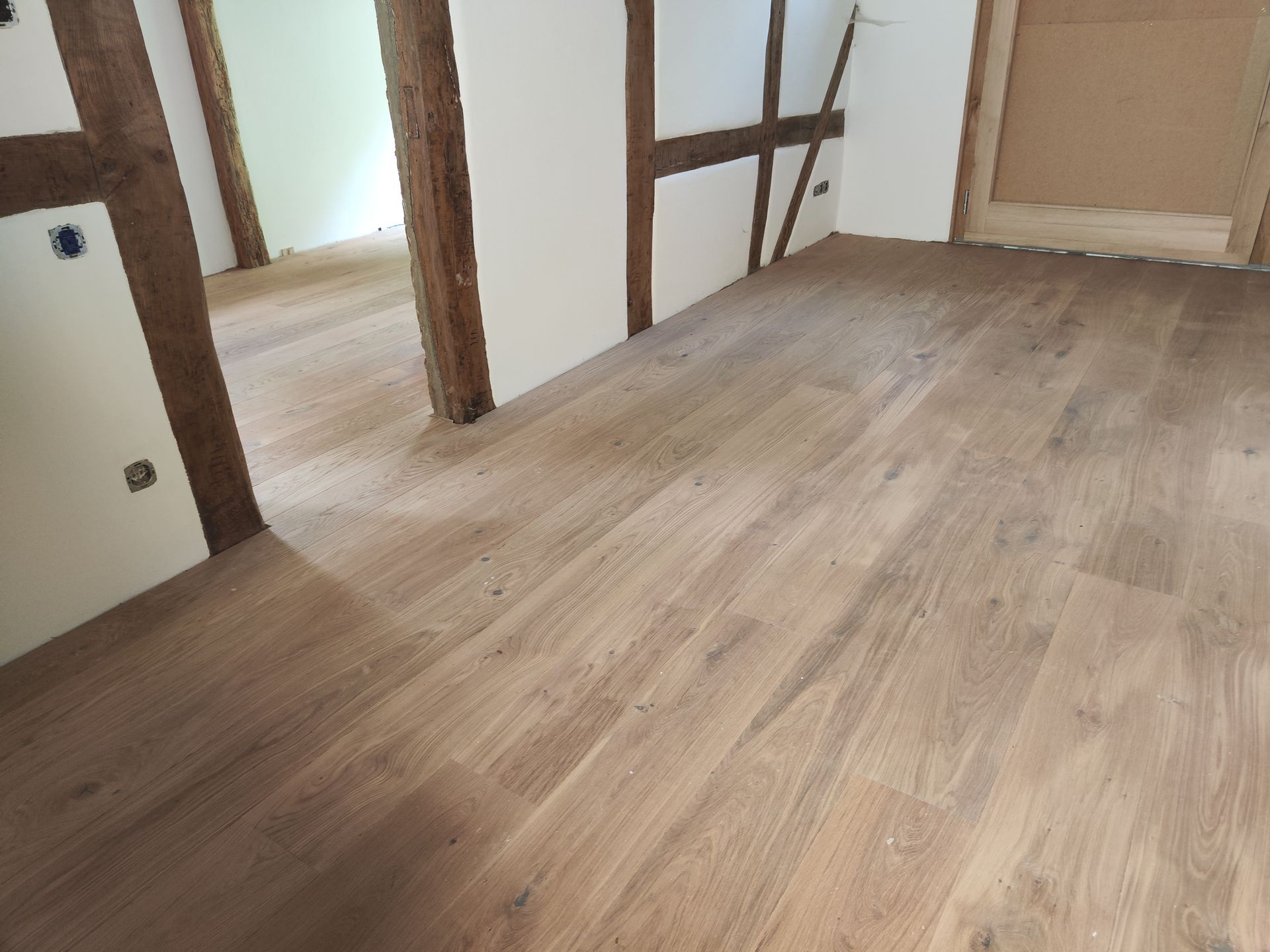 Eiche rustikal dunkel geölt, verlegt auf OSB-Platten und einer darunterliegenden Thermisto Fußbodenheizung. - Lüneburg