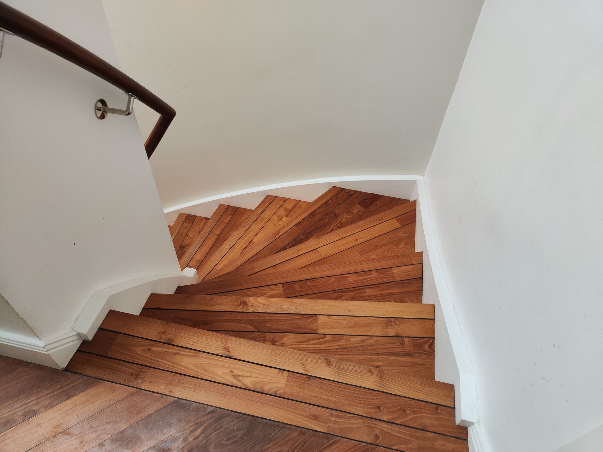 Einbau von rutschhemmenden Elementen auf der Trittstufe.