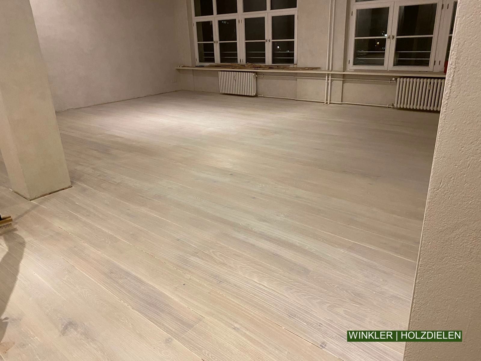 Weiß lackierter Eichenboden