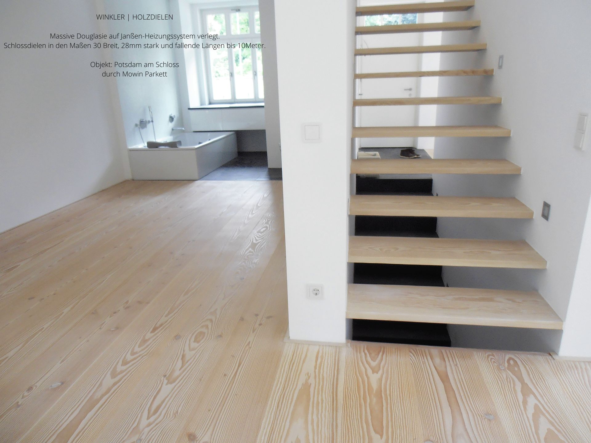 Massive Douglasie auf Fussbodenheizung und ein Treppenbau in Form einer freien Treppe mit einer speziell gesicherten Befestigung. Die Oberfläche ist gelaugt und weiss geseift.