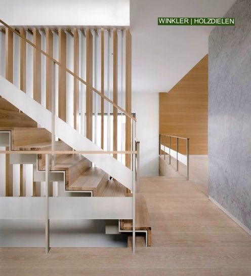 Weiß geölte Schlossdielen und Bau einer Treppe mit massiven Eichenbohlen.