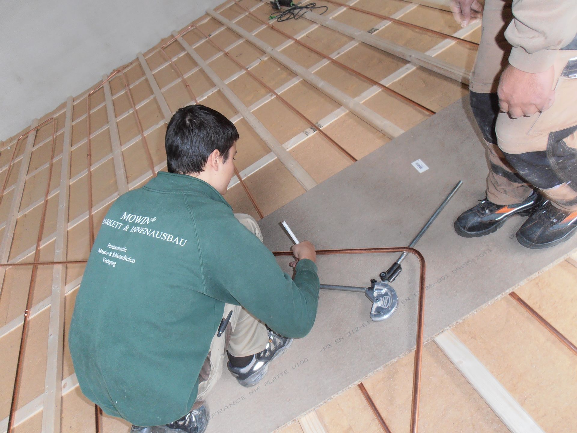 DieKupferrohre des Jannsen-Hizungssystems müssen professionell gebogen werden.