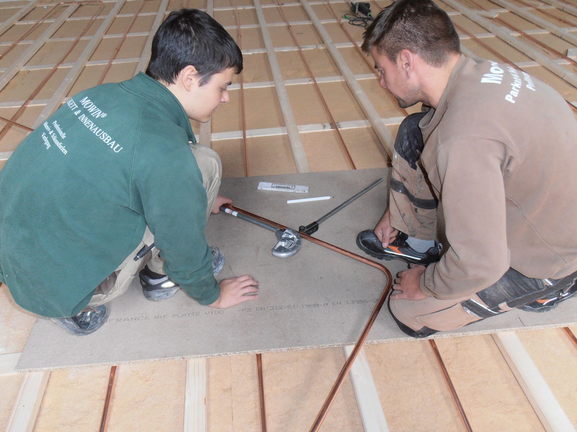 Die  Biegung der Kupferrohre von der Jassen-Fussbodenheizung wird  von den W | PI-Mitarbeitern professionell durchgeführt.