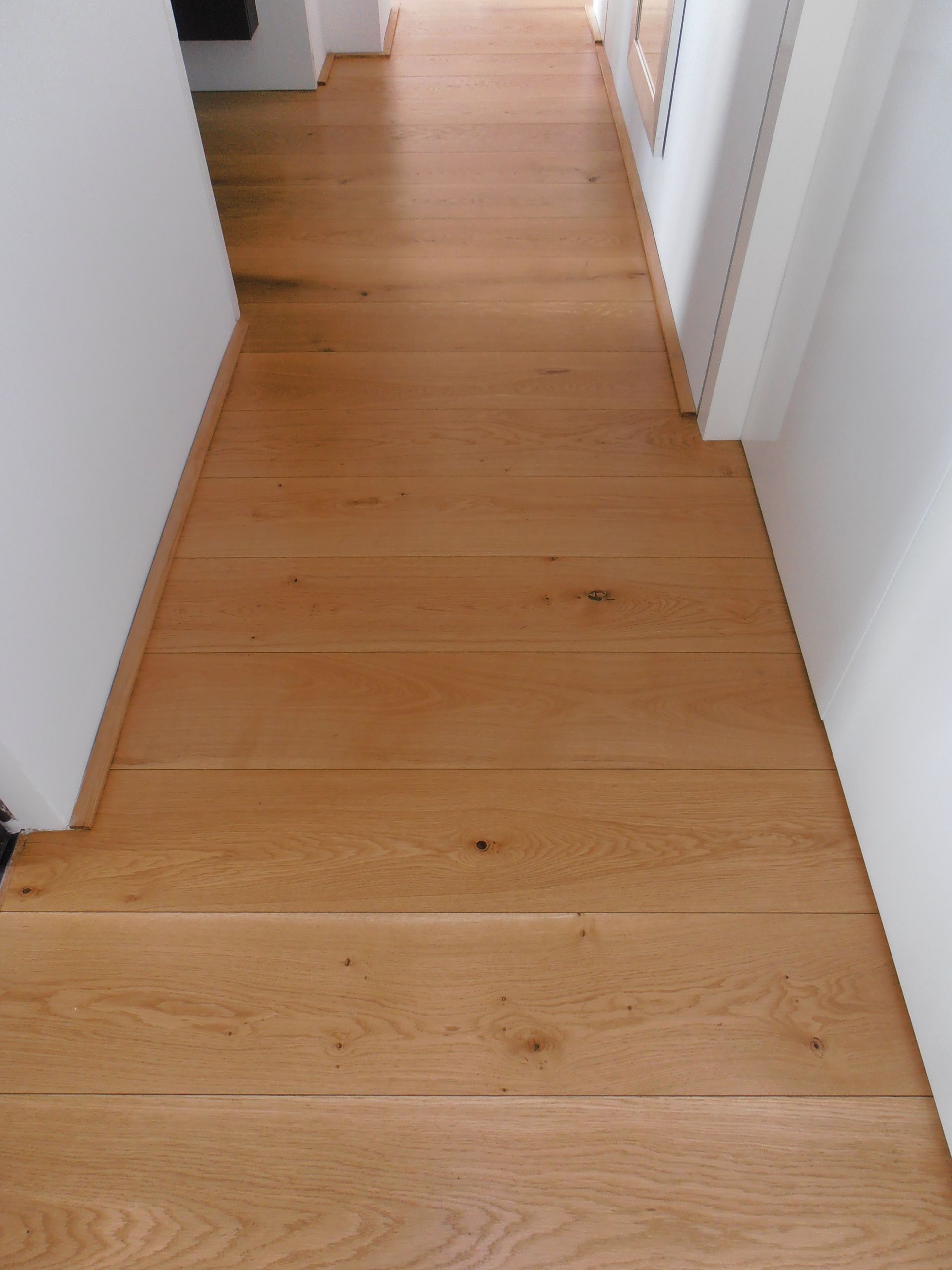 In unserer Werkstatt erfolgt die exakte Herstellung der Stufen mit hochwertigen Maschinen, die auf Hundertstel-mm eingestellt sind.