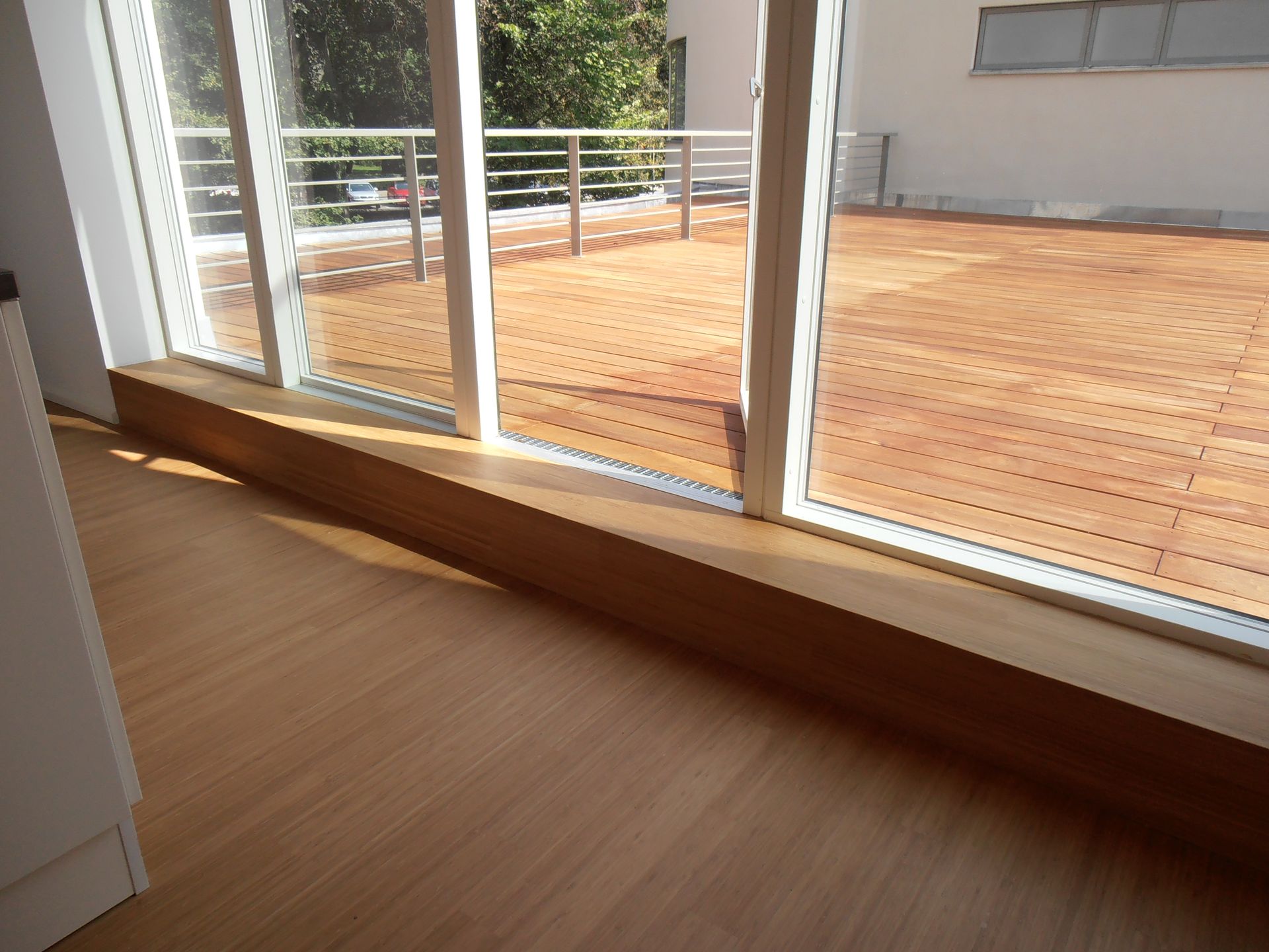 Das Parkettlegehandwerk bei W | PI beinhaltet nicht nur die Innenverlegung, sondern auch den Terrassenbau.