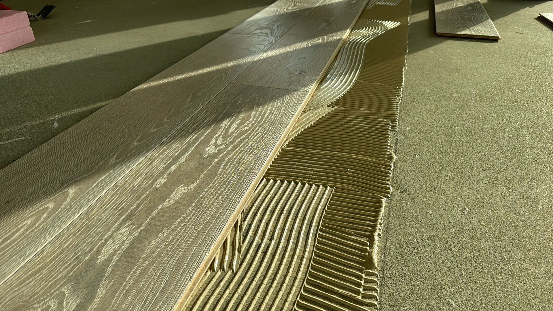 Winkler Holzdielen liefert stets mit Kleber.