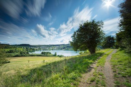 Schalkenmehrener Maar, 18 km (eines von drei Maaren in unmittelbarer Nähe)