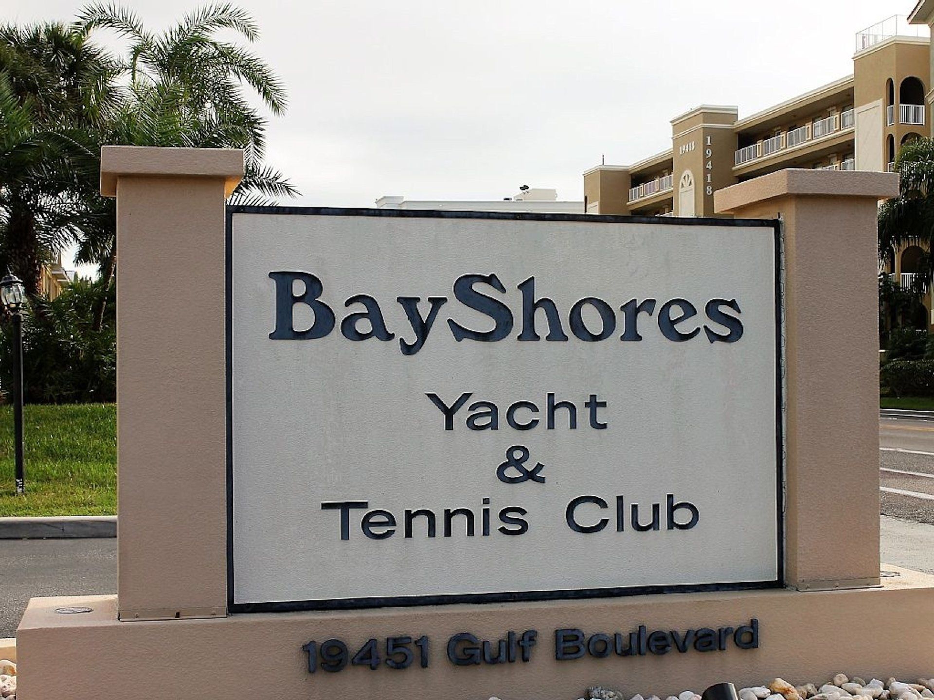 Complex Sign Complex sign for Bayshores Yacht & Tennis Club