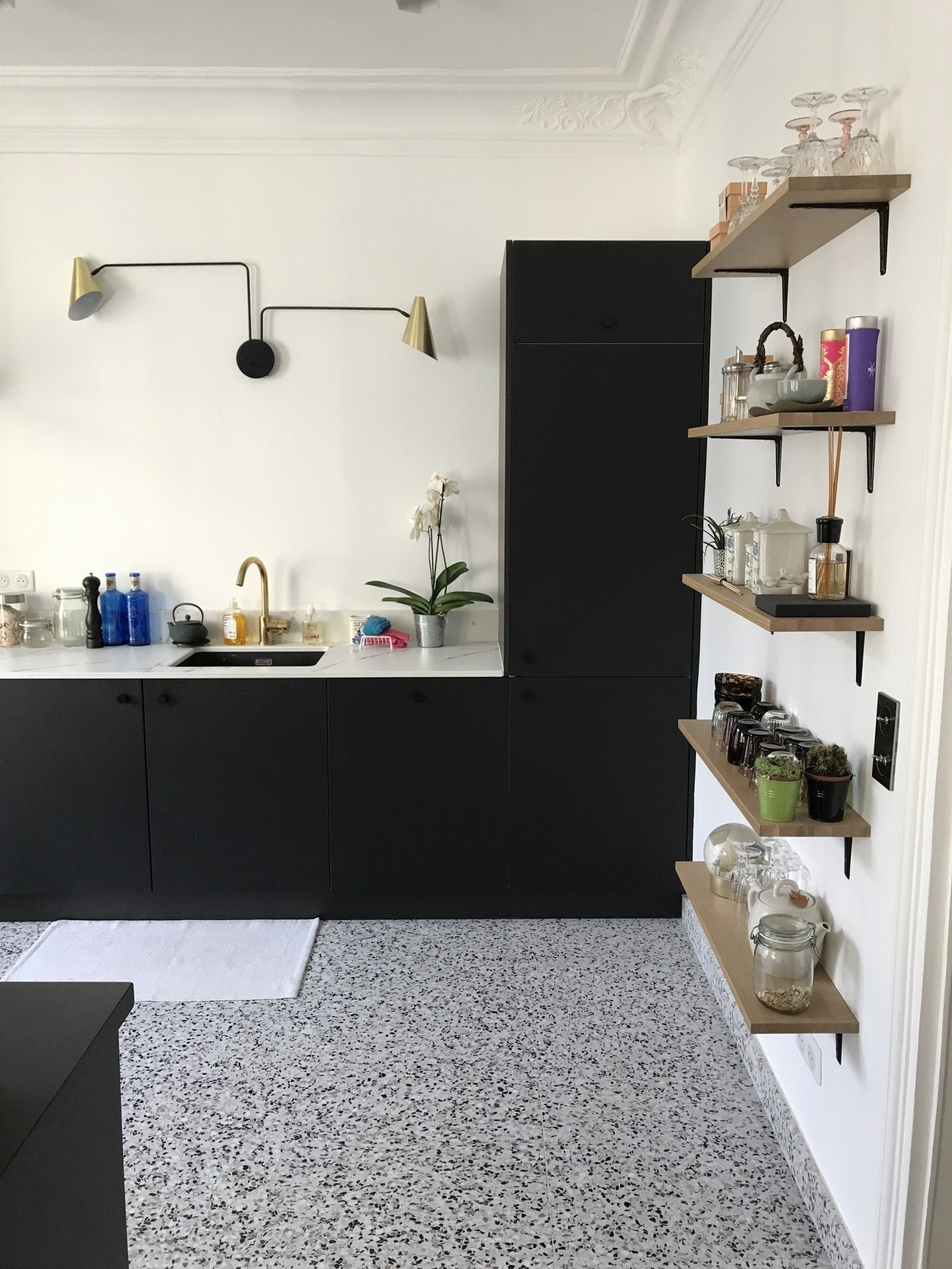 Pose de cuisine plaquée noire sur mesure