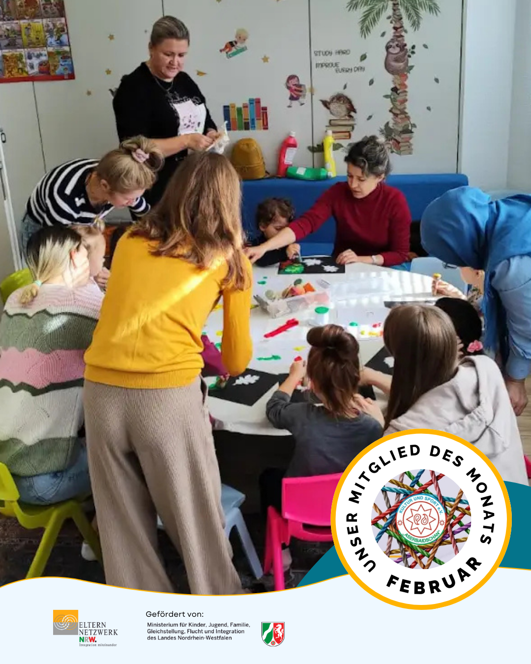 Eltern mit Kindern am Spieltisch, Titelseite zum Instagrambeitrag unseres Mitglied des Monats KSA