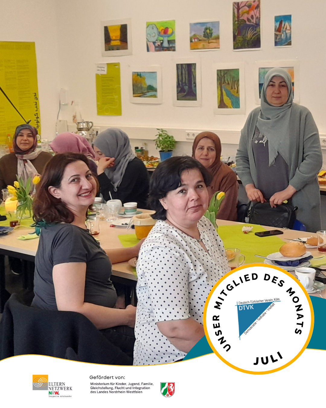 Gruppe von Frauen mit und ohne Kopftuch in Vereinsräumlichkeiten des DTVK e.V. - Mitglied des Monats Juli des Elternnetzwerks. Link führt zum Instagram-Beitrag