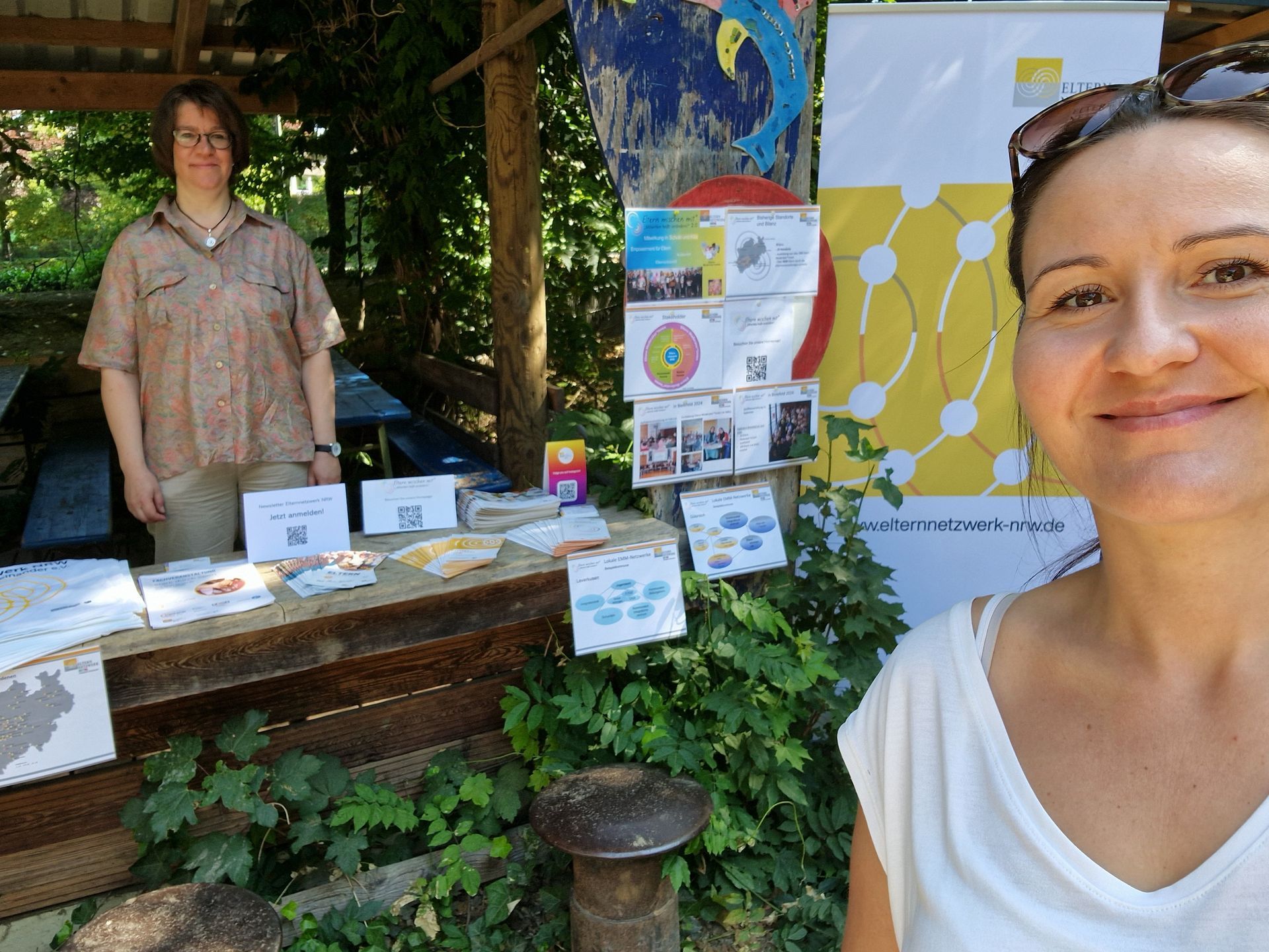 Sonja Gierse-Arsten und Eva Cynkar am Stand des Elternnetzwerk NRW biem Vätersummit 2025