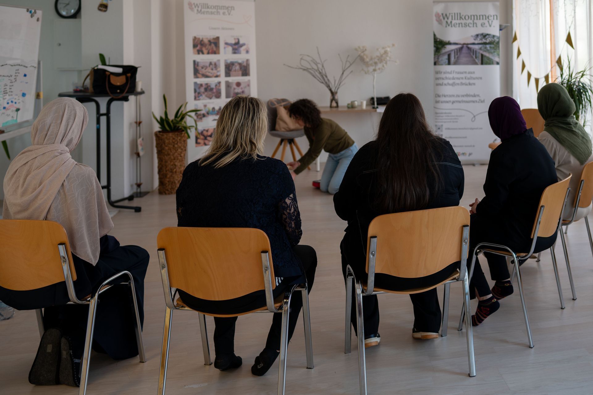 Teilnehmerinnen des Empowerment-Workshops sitzen in einem Stuhlkreis.