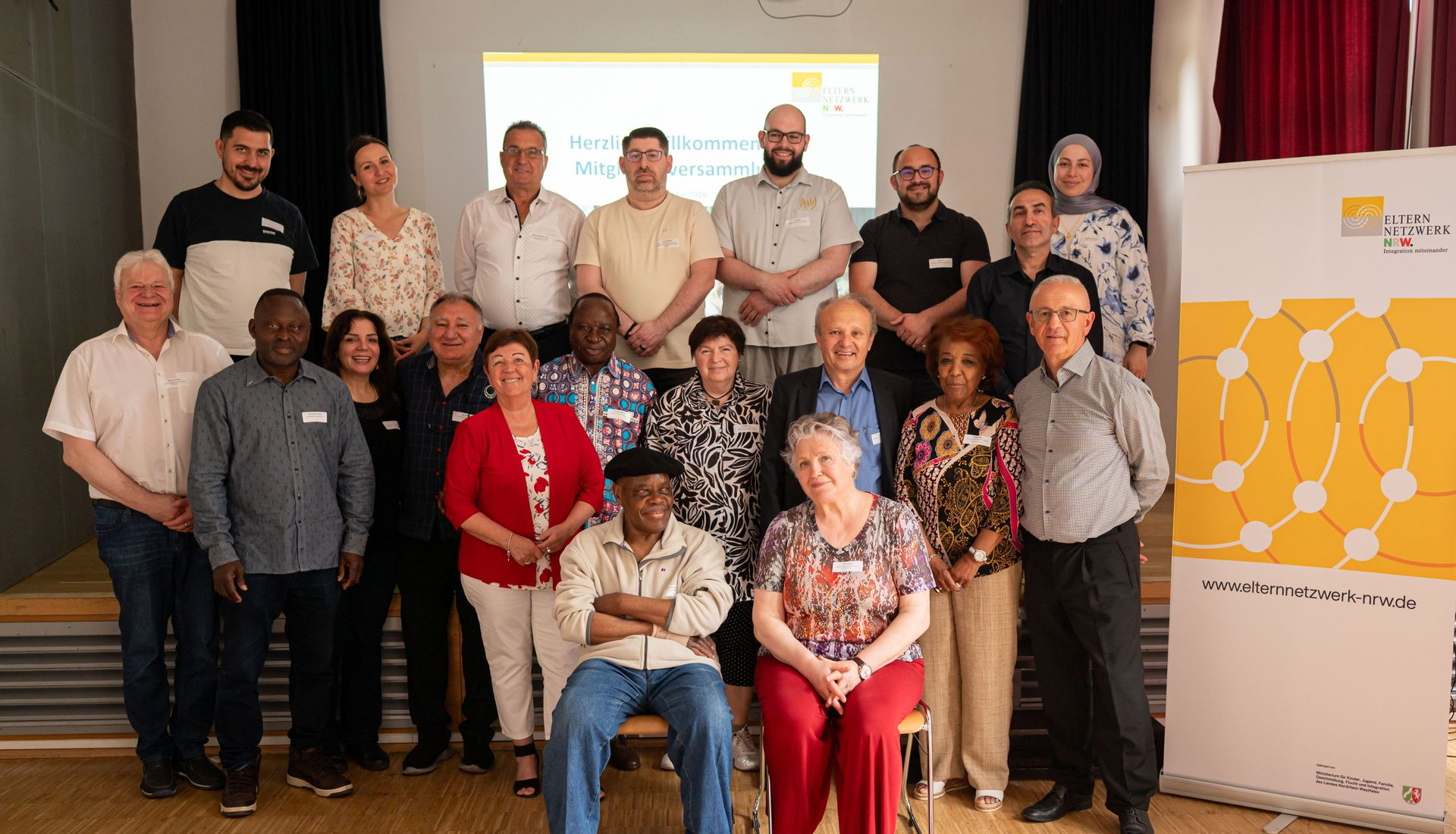 Gruppenfoto der Mitgliederversammlung 2026 des Elternnetzwerks NRW mit Mitgliedern vor dem Banner.