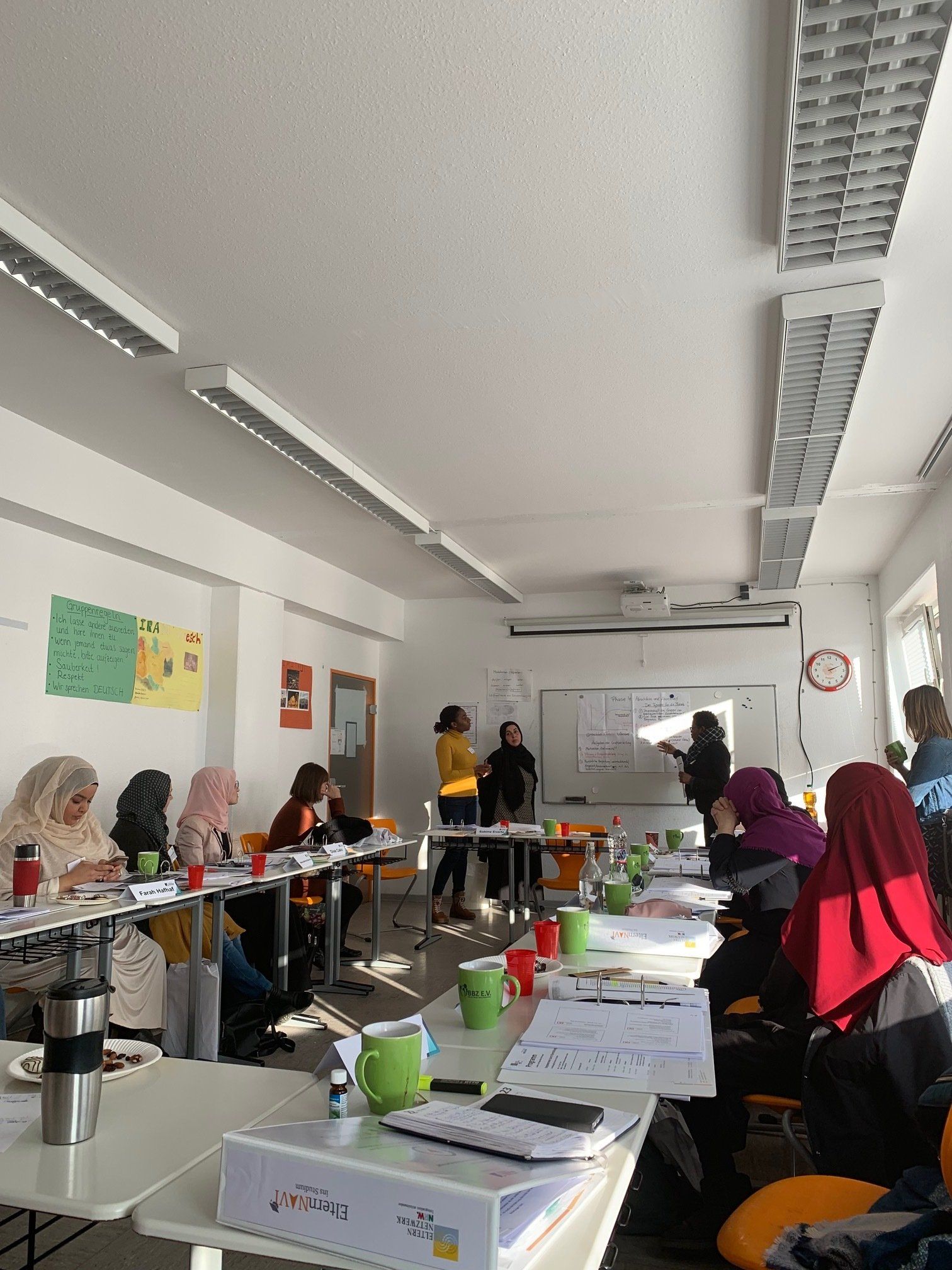 Eltern in einem Seminarraum hören der Präsentation zu bei einer Veranstaltung des Projekts Eltern-Navi ins Studium